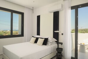 Une chambre moderne avec un lit, une grande fenêtre et un appareil de climatisation.