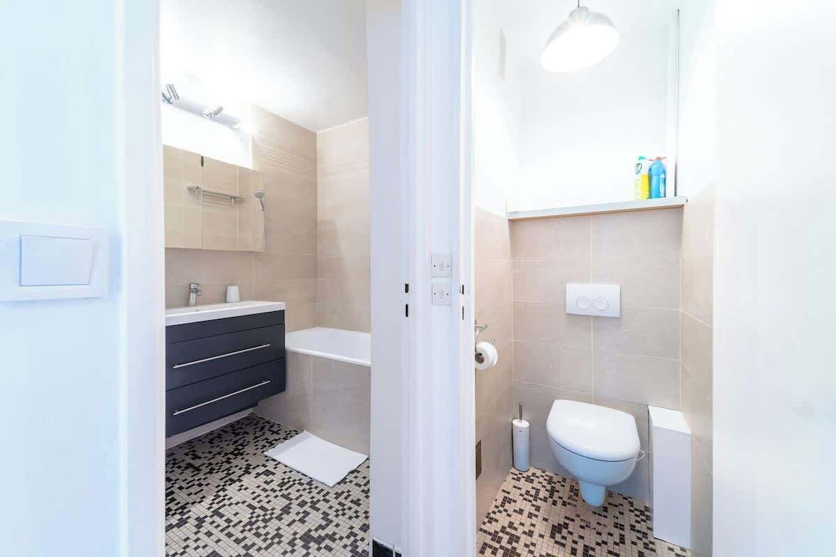 Douche, sèche-cheveux, shampoing