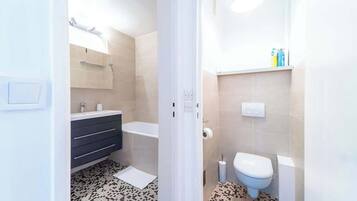 Douche, sèche-cheveux, shampoing