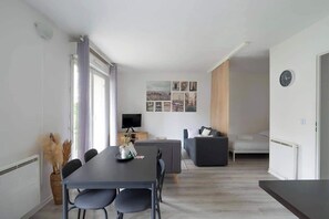Dining - Cosy Studio - Terrace & Parking - Close to Paris (Le Bourget)