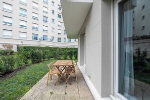 Outdoor dining - Cosy Studio - Terrace & Parking - Close to Paris (Le Bourget)
