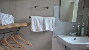 Bathroom - Studio Under the Rooftops - Sacre-Coeur View (Paris)