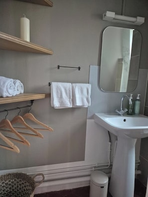 Dusche, Haartrockner, Shampoo