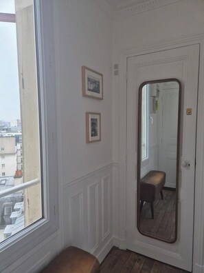 Couloir d'entrée - Studio Under the Rooftops - Sacre-Coeur View (Paris)