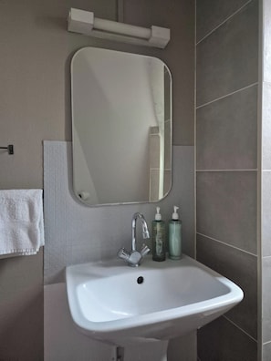 Bathroom - Studio Under the Rooftops - Sacre-Coeur View (Paris)
