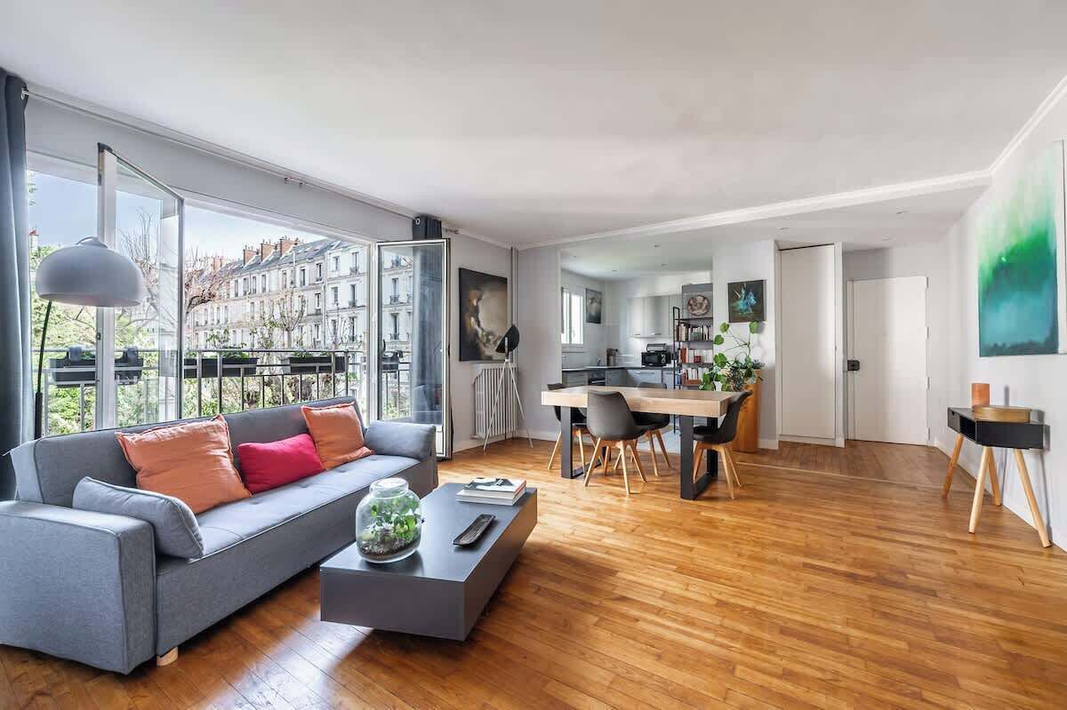 Ein stilvoller Wohnbereich mit Sofa, Couchtisch und Essplatz.
