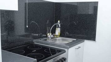 Kühlschrank, Mikrowelle, Ofen, Wasserkocher