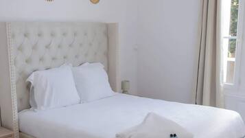 Een strijkplank/strijkijzer, wifi, beddengoed