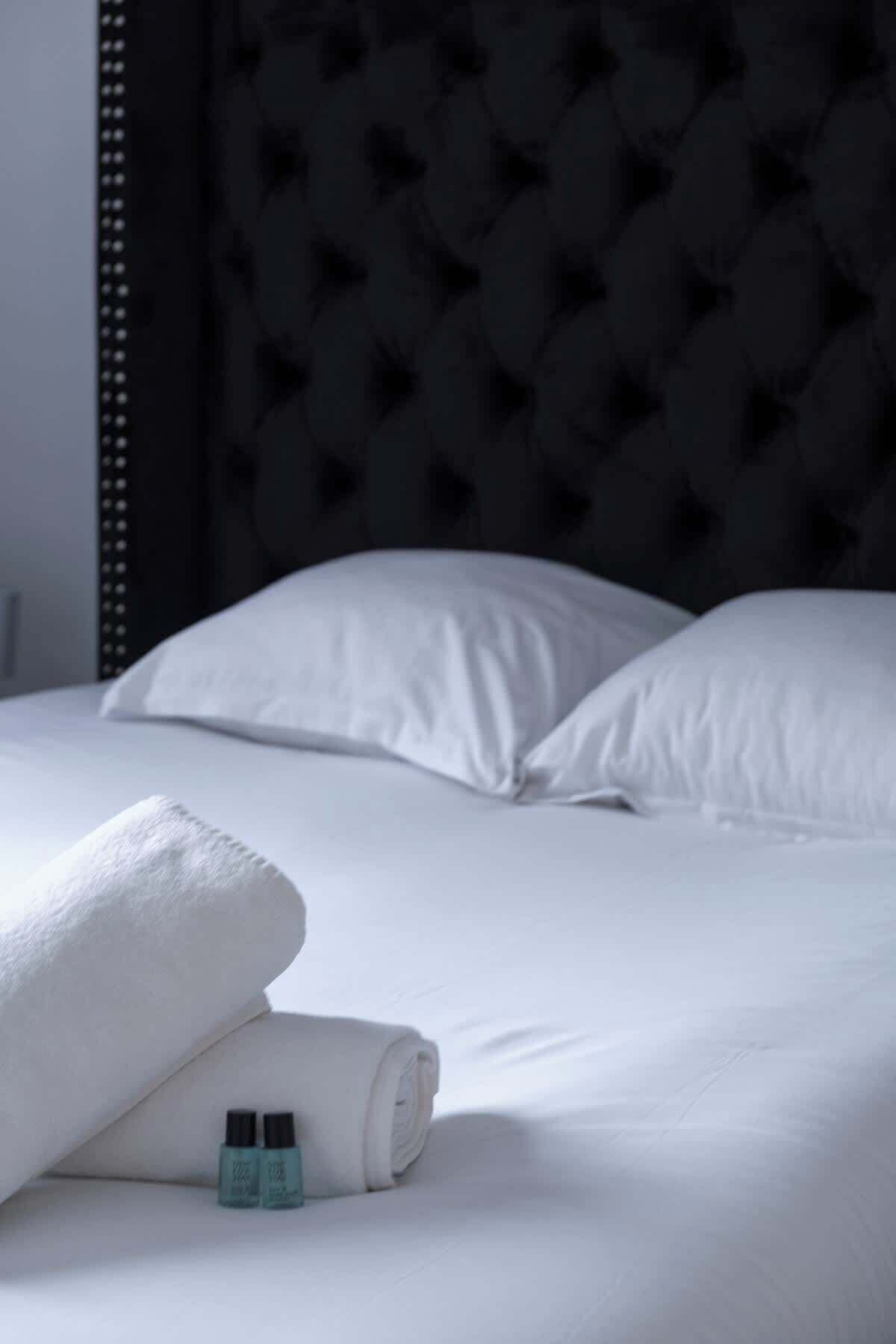 Tabla de planchar con plancha, wifi y ropa de cama 