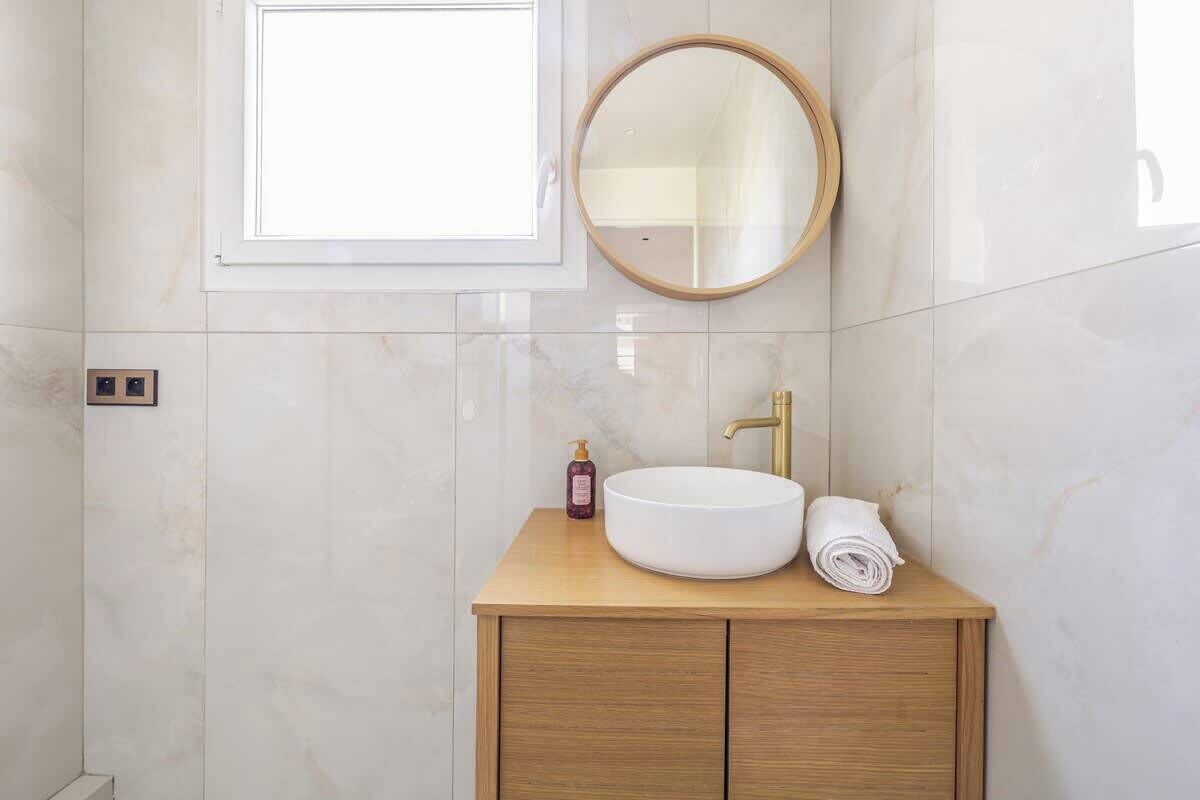 Douche, sèche-cheveux, shampoing