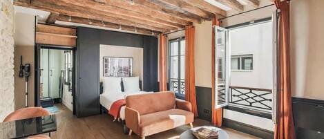 Un interior moderno con techo de madera, un sofá, una mesita y vistas al exterior.