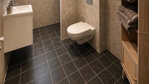 A bathroom with a toilet, sink, and a towel rack. - Historic Stay in Medemblik | Tesstays (Medemblik)