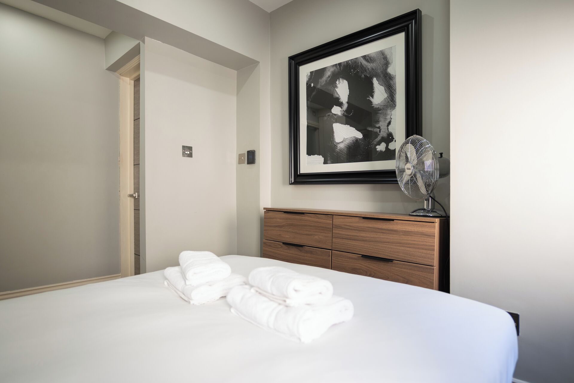 Iron/ironing board, internet, bed sheets