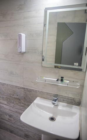Deluxe Room | Bathroom - Rajdhani Premium Hotel (Bhubaneswar)