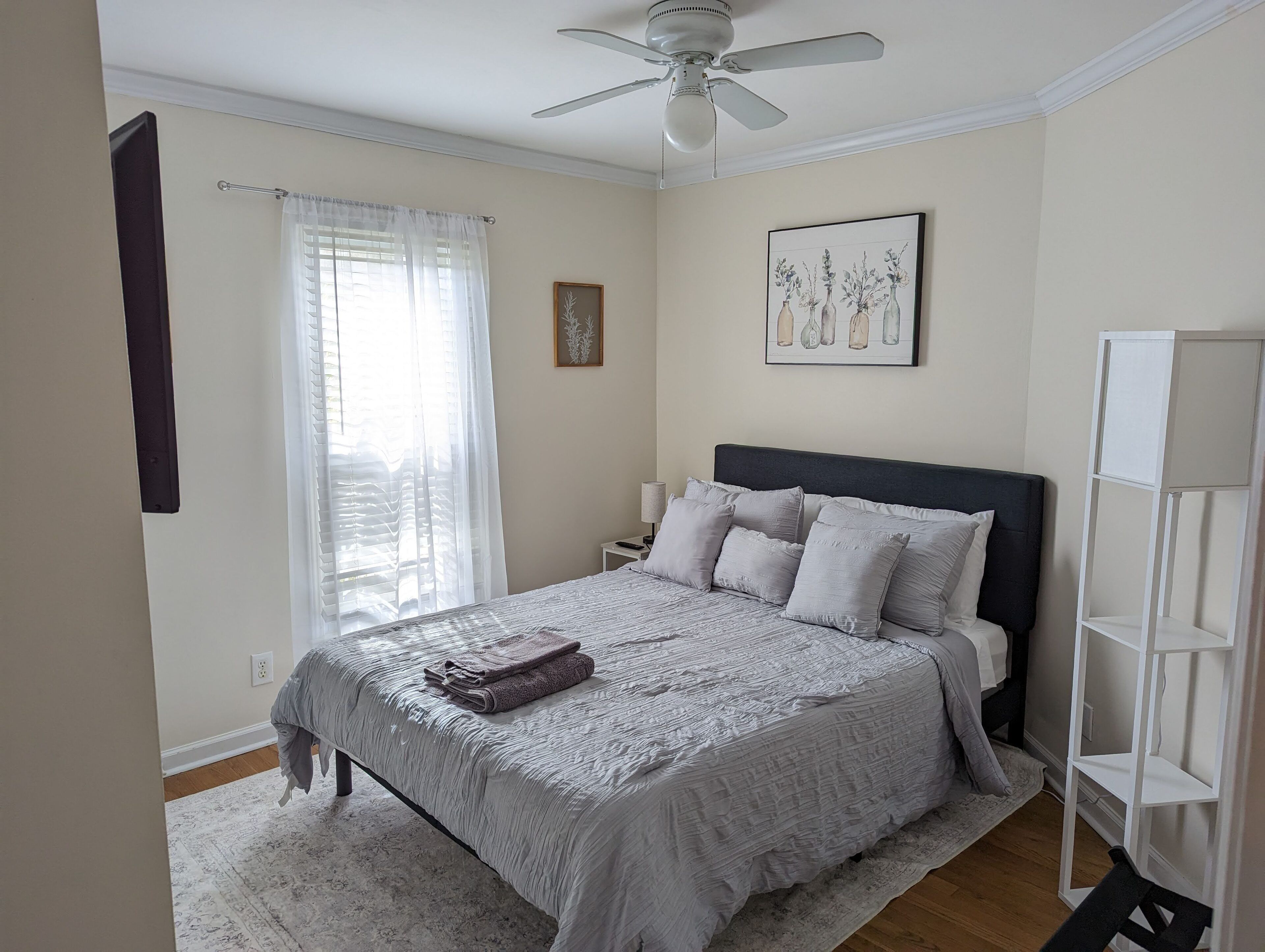 Iron/ironing board, WiFi, bed sheets