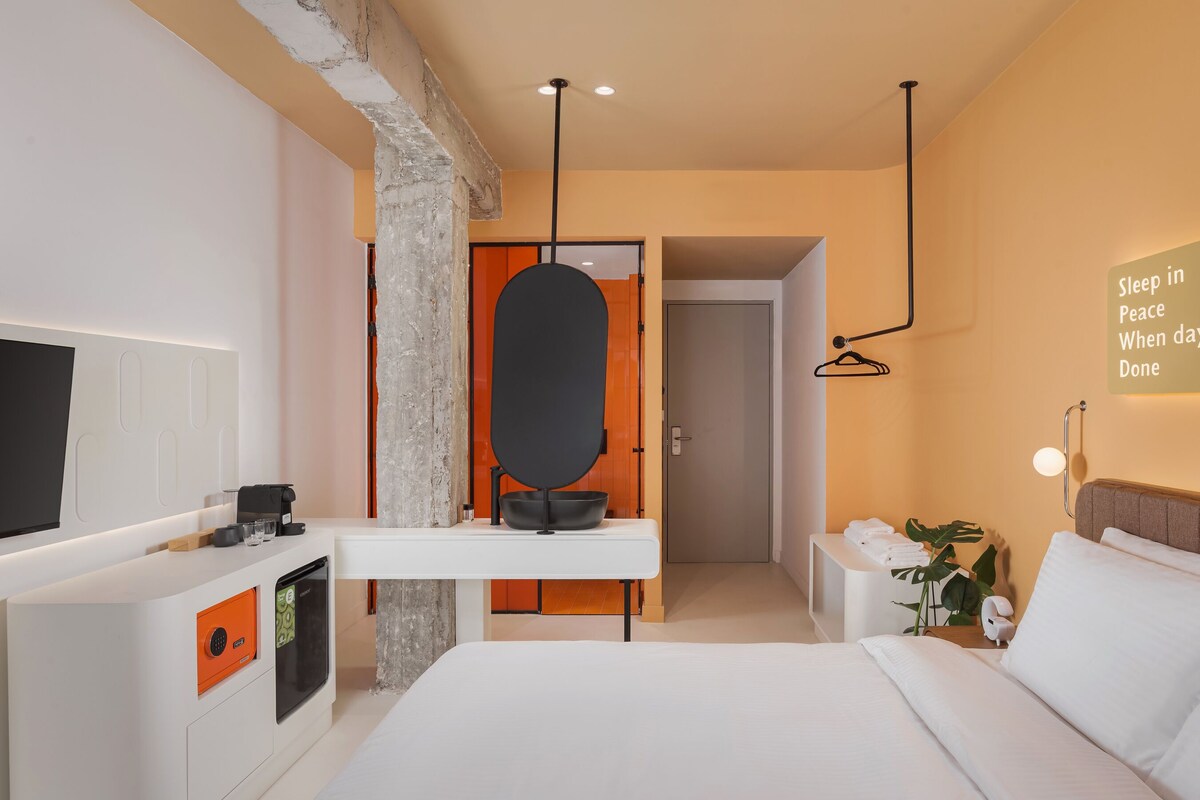 Zimmersafe, Schreibtisch, Verdunkelungsvorhänge, schallisolierte Zimmer