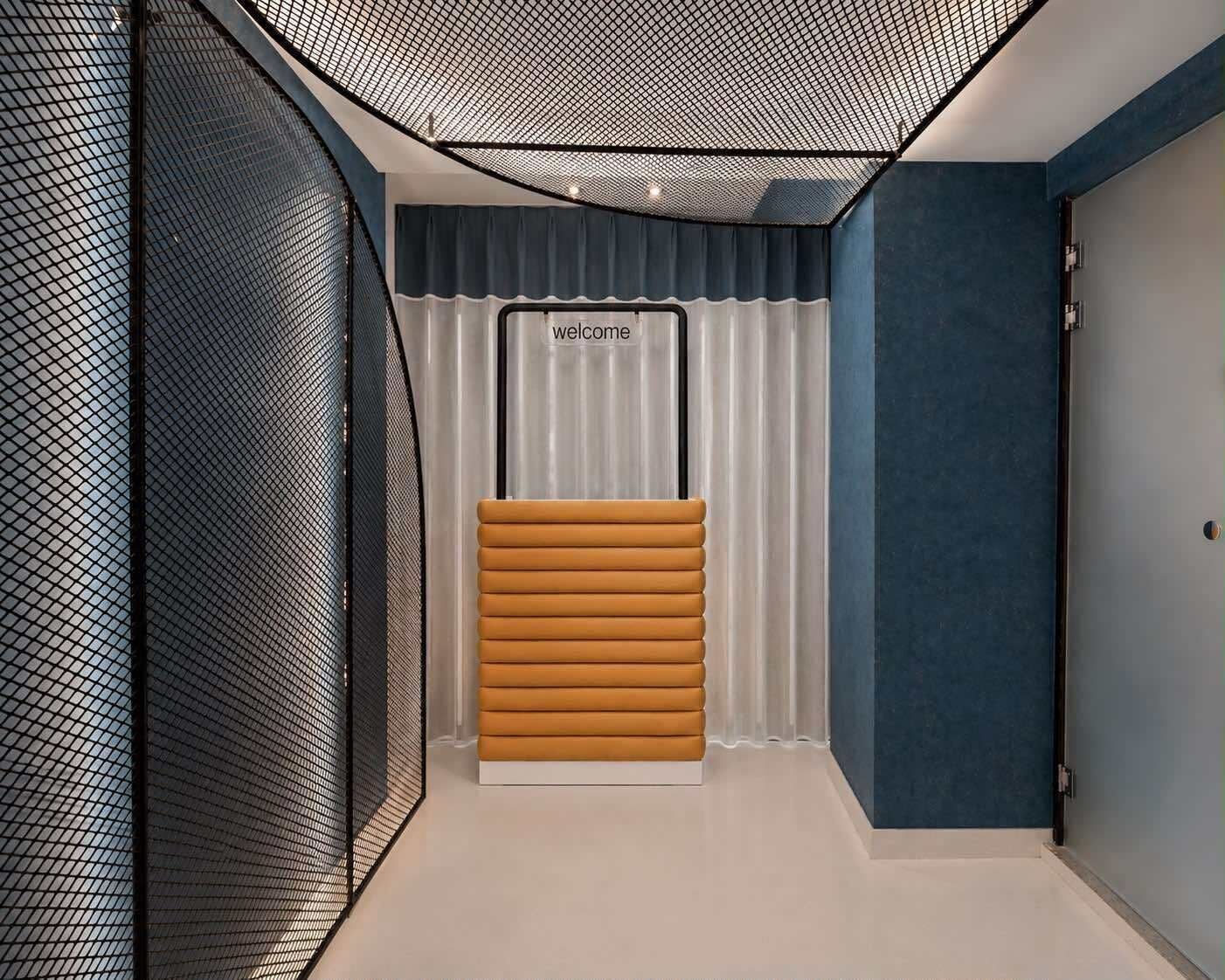Ein modernes Interieur mit einer Rezeption, einer Wand mit Muster und einer blauen Akzentwand.