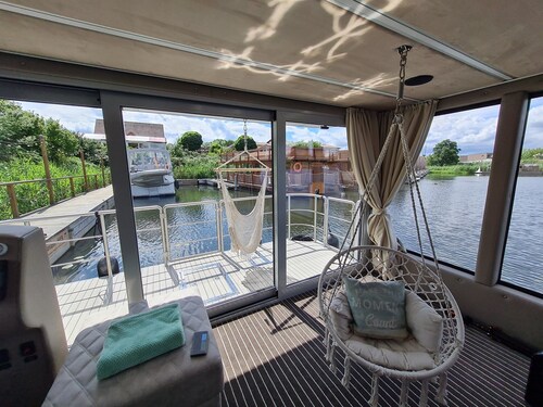 Hausboot 'Hafensuite in Templin Uckermark' mit Seeblick, WLAN und Klimaanlage