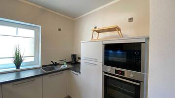Wasserkocher mit Kaffee-/Teezubehör, Kühlschrank, Mikrowelle, Ofen