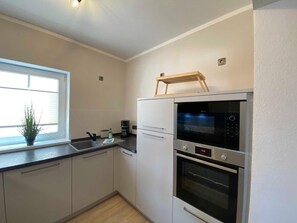 Coffee/tea maker, fridge, microwave, oven - Comfortable Rügen Apartment with Wi-Fi – Near Beach, Pet Friendly (Göhren)