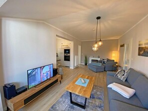 TV, DVD player - Comfortable Rügen Apartment with Wi-Fi – Near Beach, Pet Friendly (Göhren)