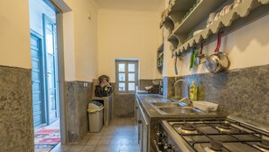 Eine Küche mit Gaskochfeld, Spüle und einem Fenster mit Blick.