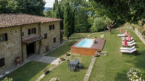 A stone building with a swimming pool, outdoor seating, and a garden. - Independent villa among Chianti vineyards (Greve in Chianti)