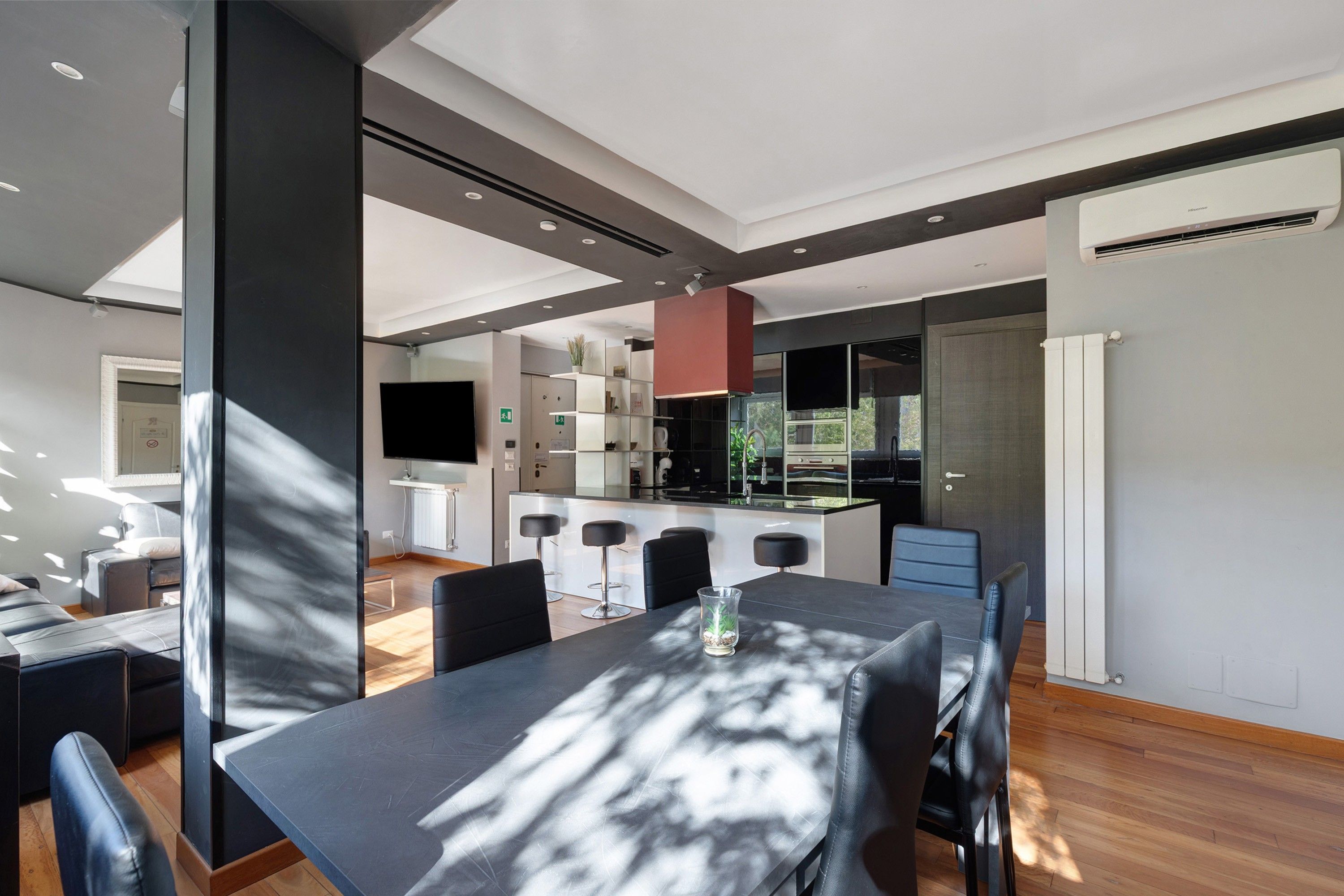 Un interno moderno con zona pranzo, cucina e soggiorno.