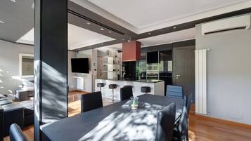 Un interno moderno con zona pranzo, cucina e soggiorno.