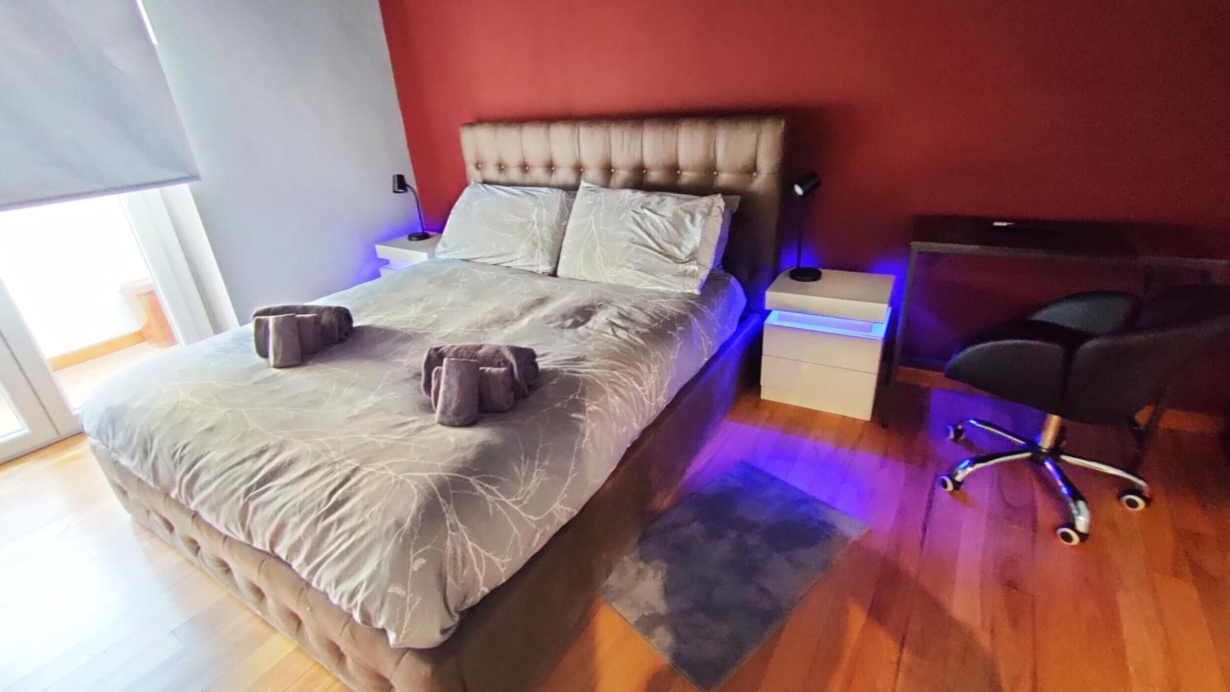 Tabla de planchar con plancha, wifi y ropa de cama 