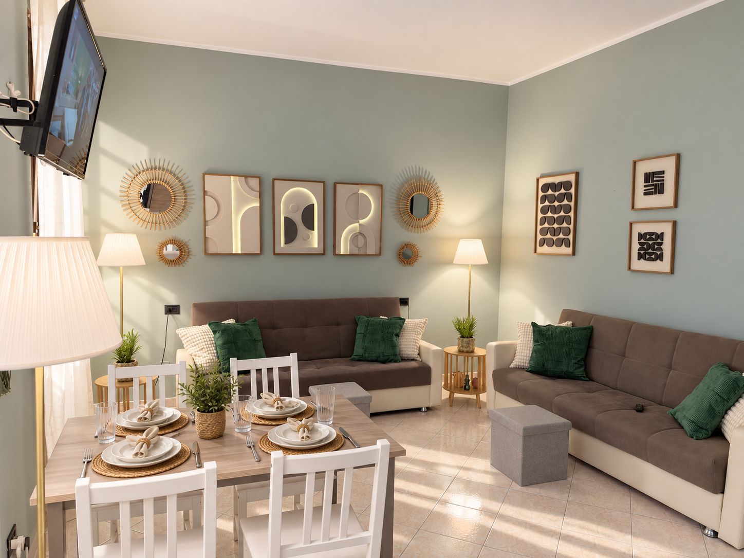Una sala de estar moderna con un sofá marrón, sillas blancas, una mesa de comedor preparada para cuatro comensales y arte decorativo en la pared.