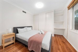 4 bedrooms, free WiFi, bed sheets - Charming Family Home | Pool & Entertainer's Deck (Carlingford)
