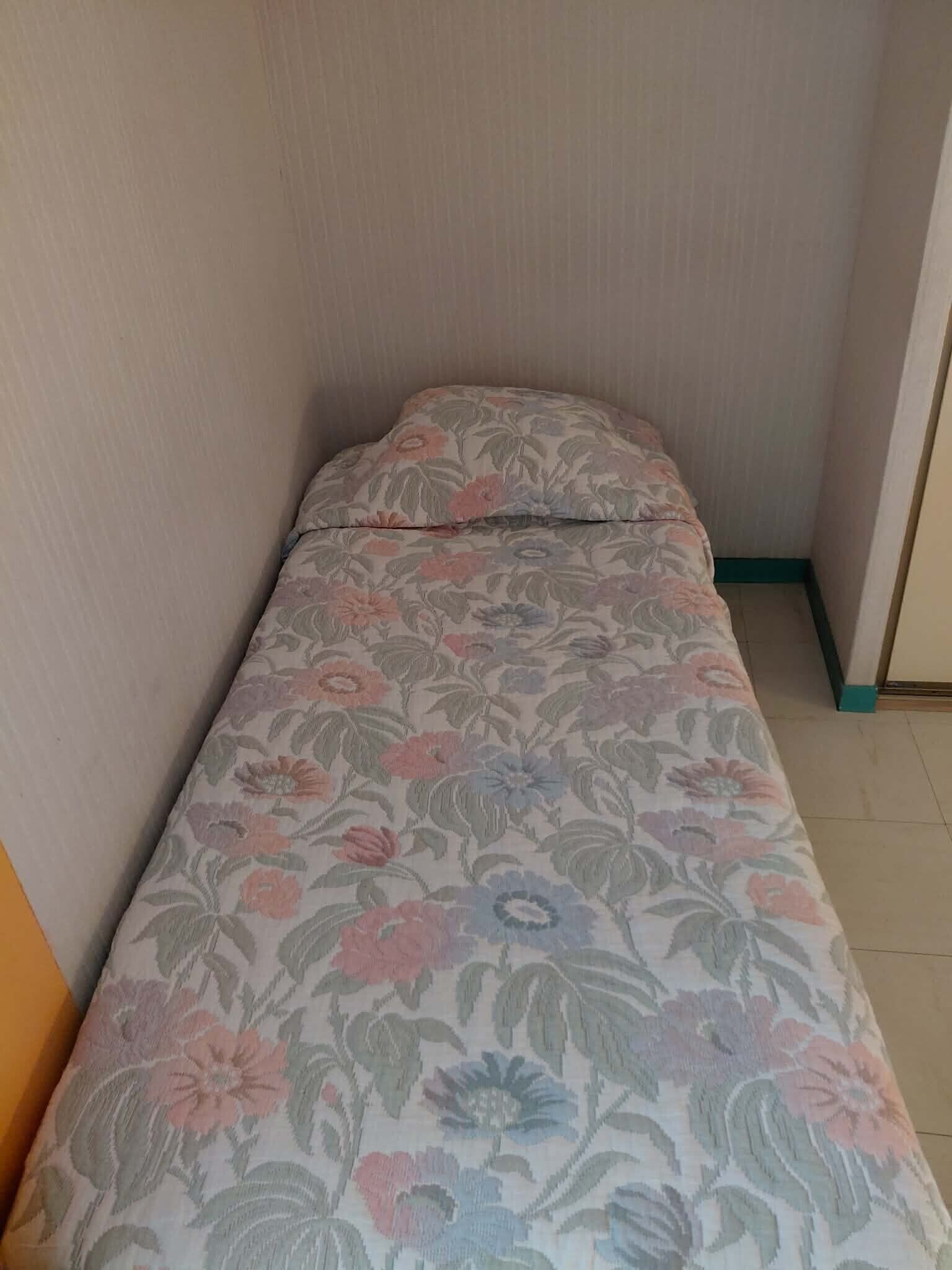 WiFi, bed sheets