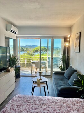 Living area - 30-square-meter apartment ideally located on the waterfront (Fréjus)