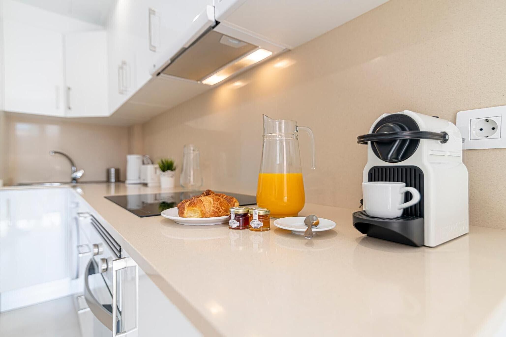Macchina per tè/caffè, frigorifero, microonde, forno