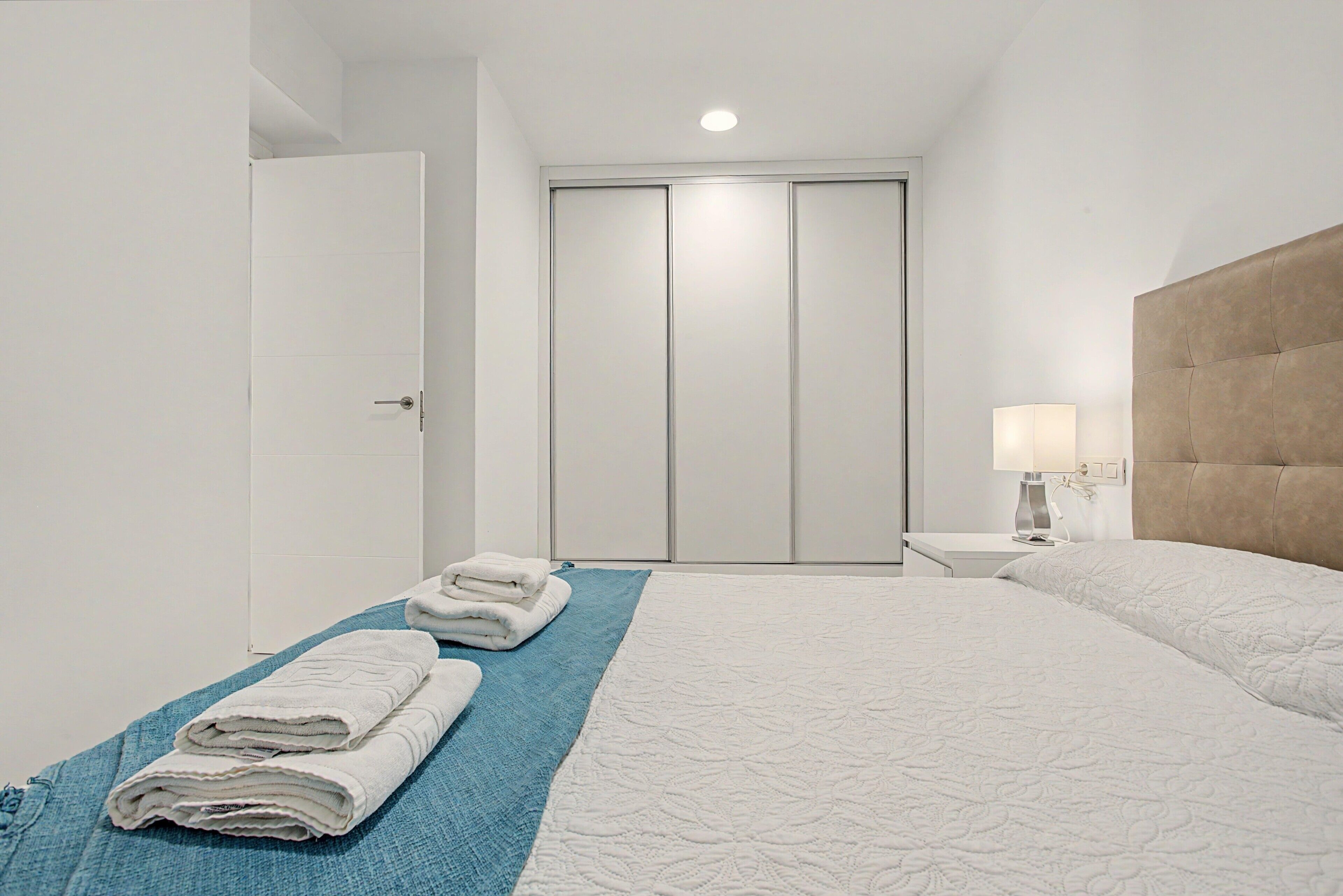 Tabla de planchar con plancha, wifi, ropa de cama