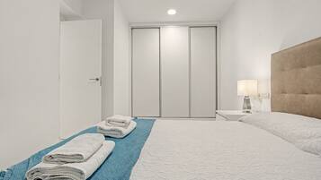Tabla de planchar con plancha, wifi, ropa de cama