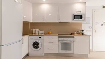 Coffee/tea maker, fridge, microwave, oven