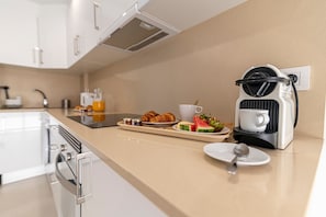 Wasserkocher mit Kaffee-/Teezubehör, Kühlschrank, Mikrowelle, Ofen