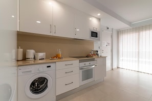 Wasserkocher mit Kaffee-/Teezubehör, Kühlschrank, Mikrowelle, Ofen
