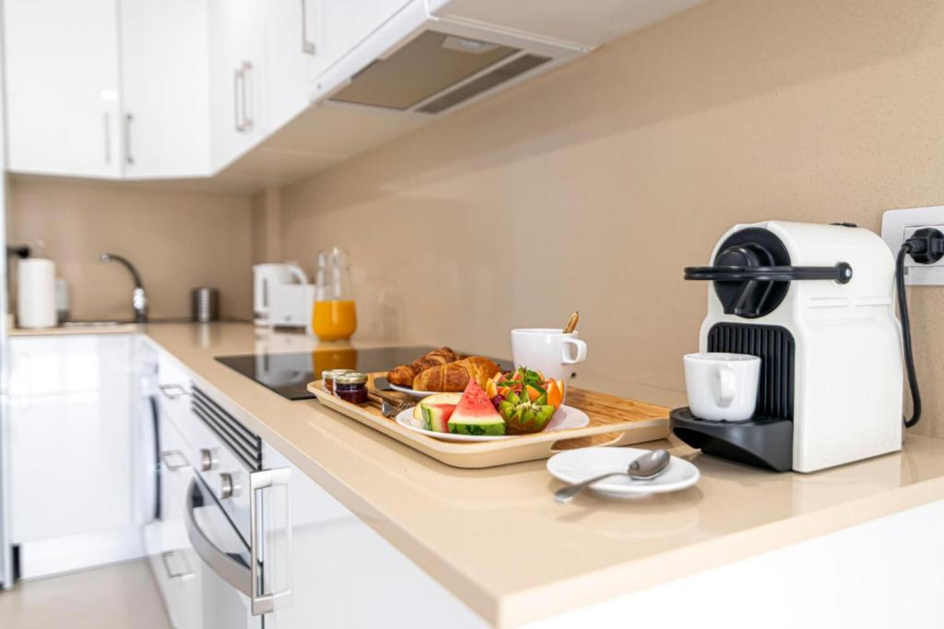 Een koffiezetapparaat/waterkoker, een koelkast, een magnetron, een oven