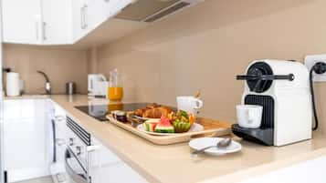 Een koffiezetapparaat/waterkoker, een koelkast, een magnetron, een oven
