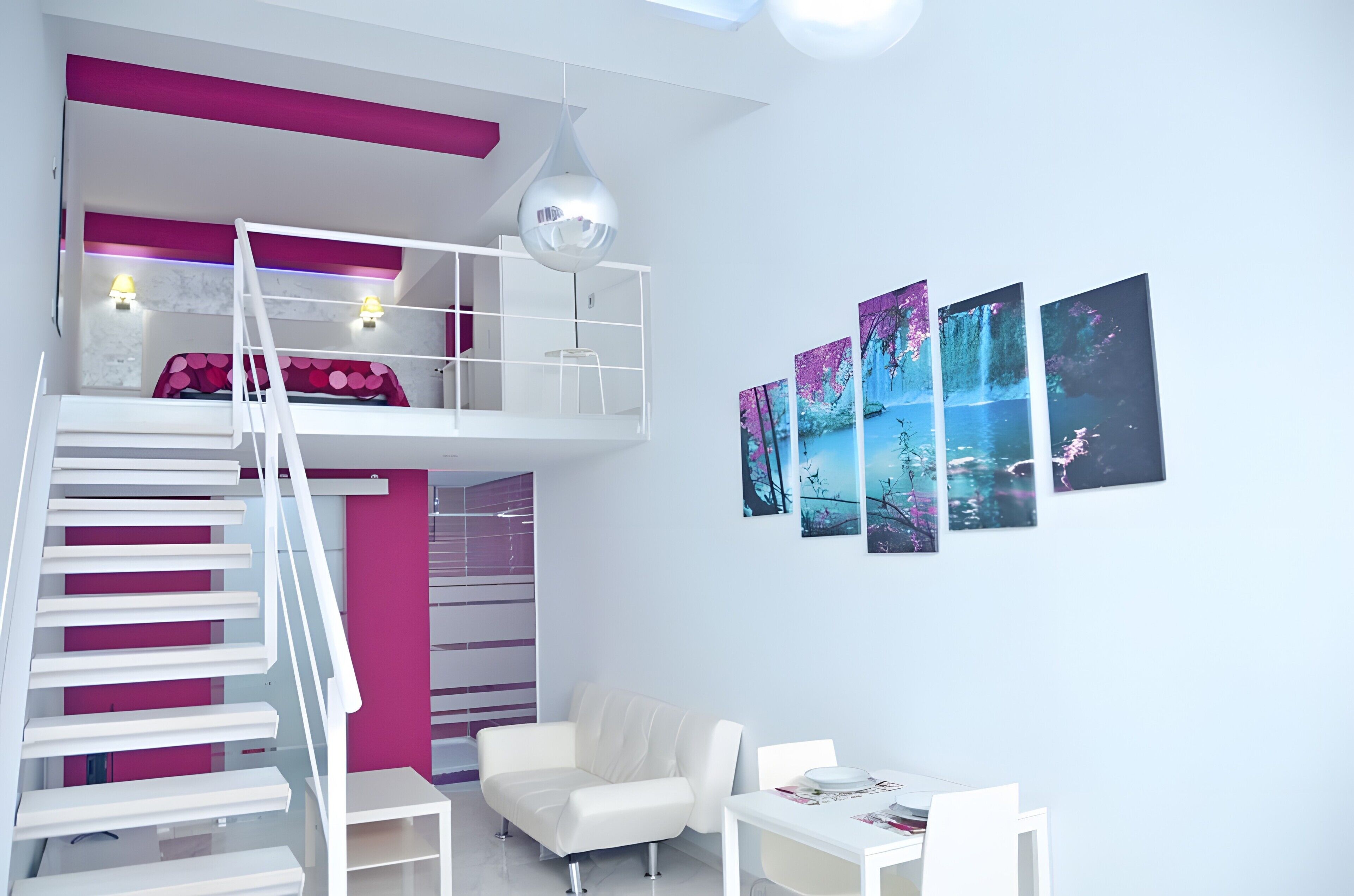 Un intérieur moderne avec un escalier blanc, un canapé blanc et une table à manger.