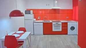 A compact kitchen with a microwave, sink, and washing machine. - Studio Apartment 'Ofis - Estudio Rojo' with Wi-Fi and Air Conditioning (Conil de la Frontera)