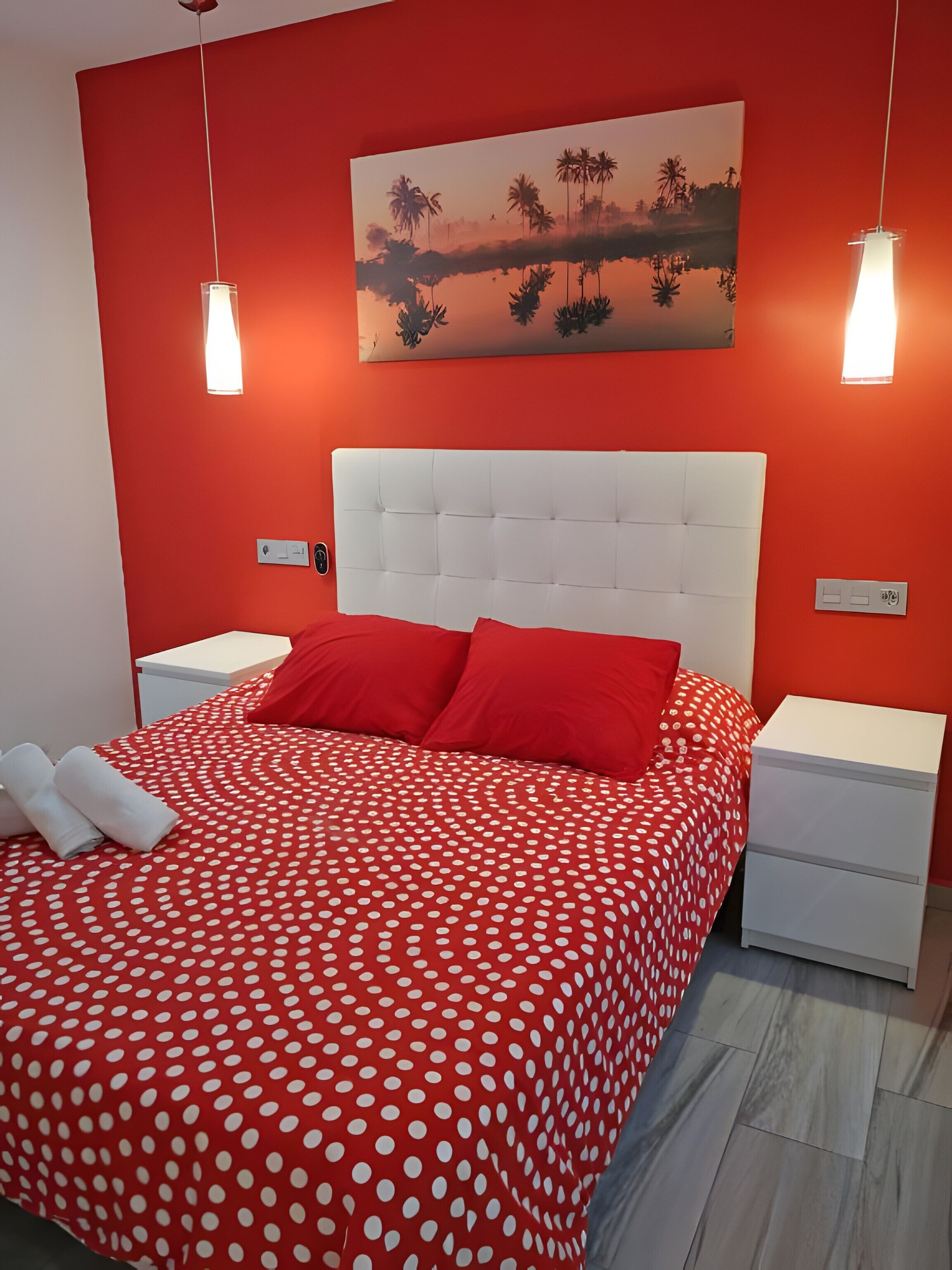 Tabla de planchar con plancha, wifi y ropa de cama 