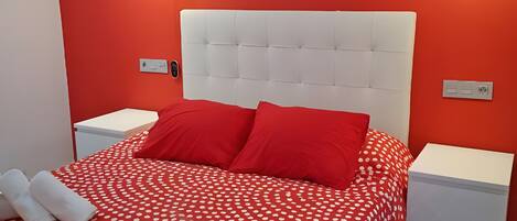 Tabla de planchar con plancha, wifi y ropa de cama