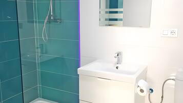 Dusche, Haartrockner, Handtücher