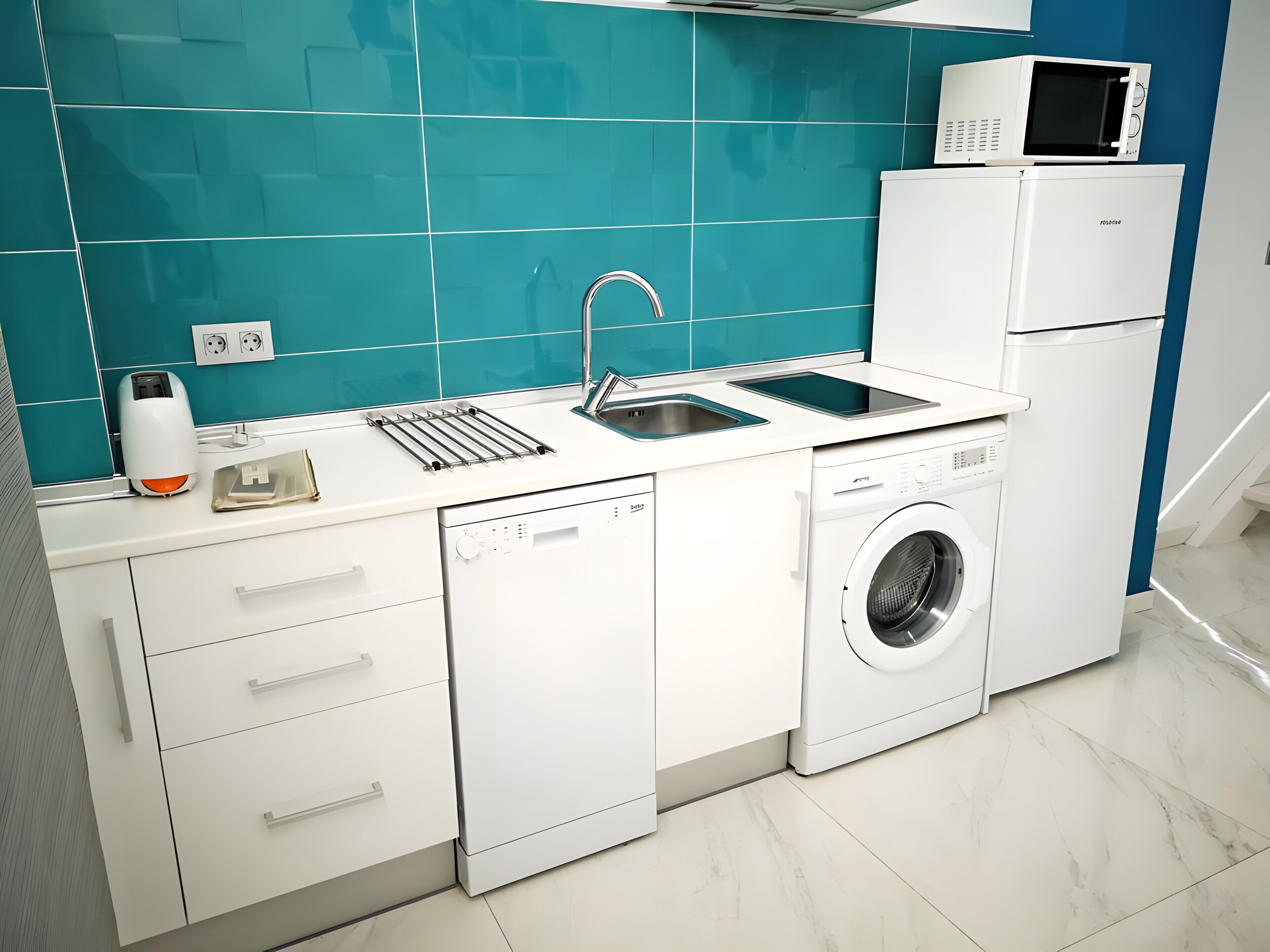 Wasserkocher mit Kaffee-/Teezubehör, Kühlschrank, Mikrowelle, Herdplatte