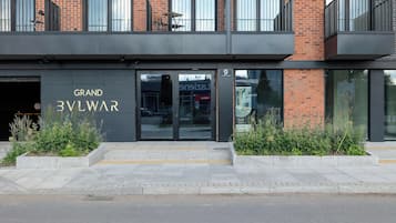 Un edifici amb un rètol que diu 'GRAND BWLWAR' i un número '9' que indica una unitat o una ubicació.