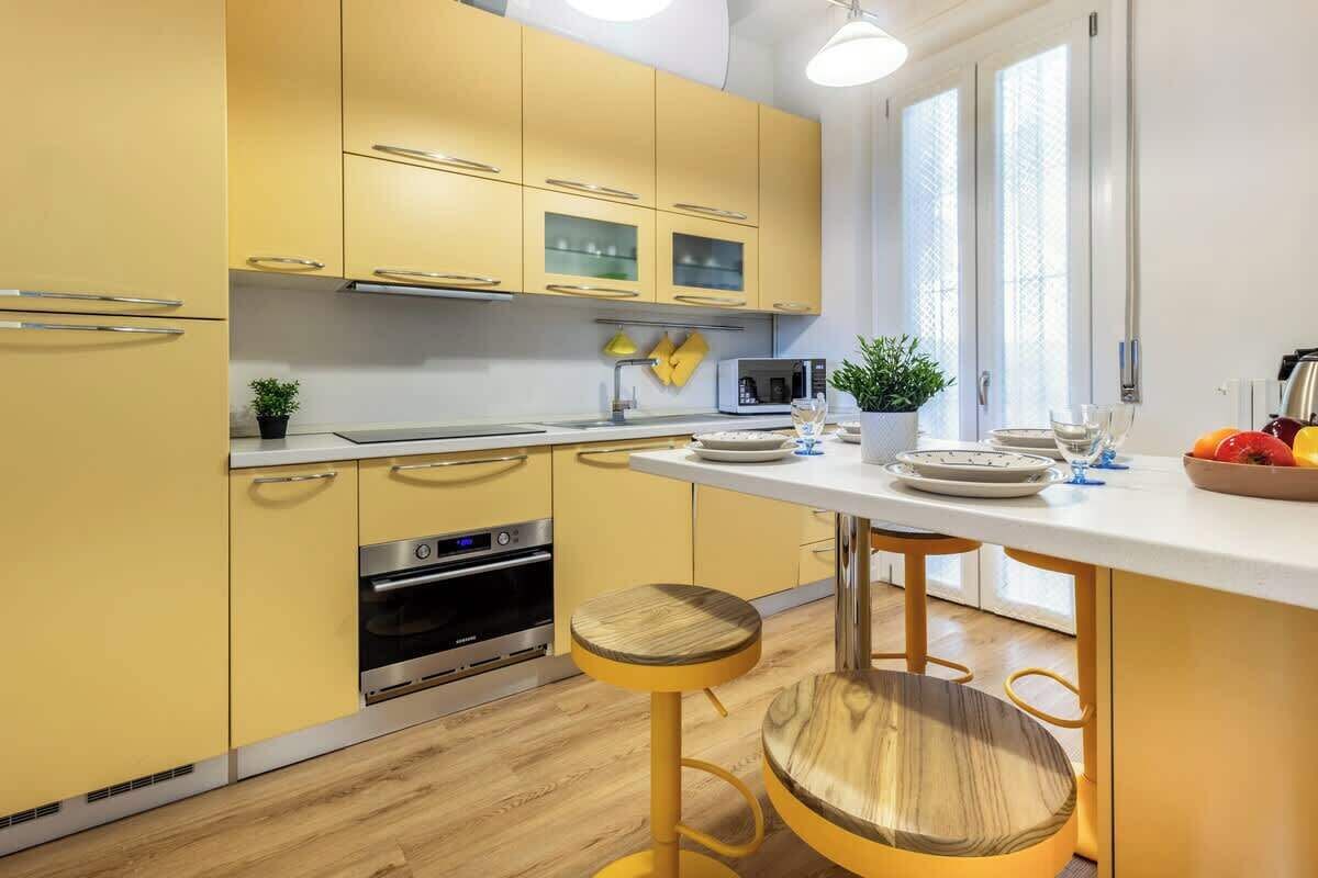 Wasserkocher mit Kaffee-/Teezubehör, Kühlschrank, Mikrowelle, Ofen
